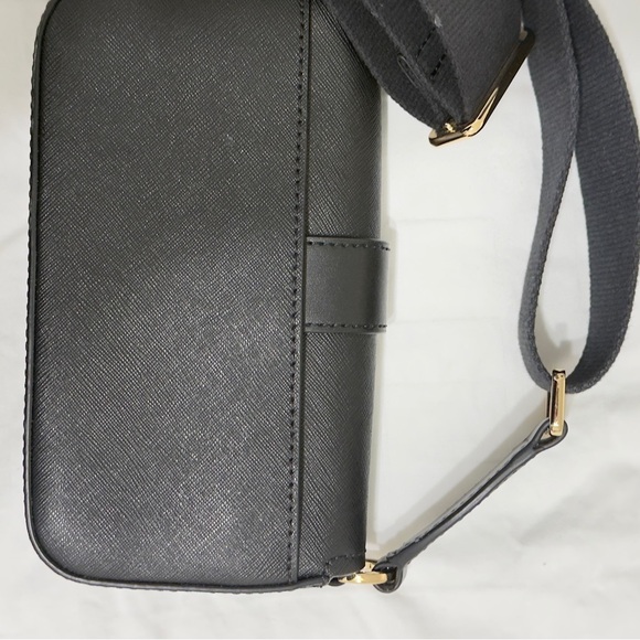 Michael Kors Elegant Black Crossbody with Gold Accents - Picture 5 of 8